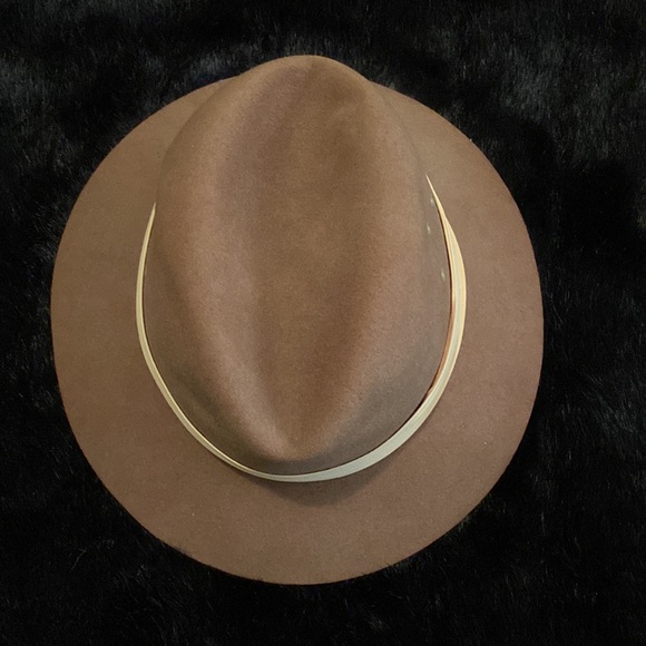 Super Nice hat! A dynamic chic look indeed! - Picture 3 of 11